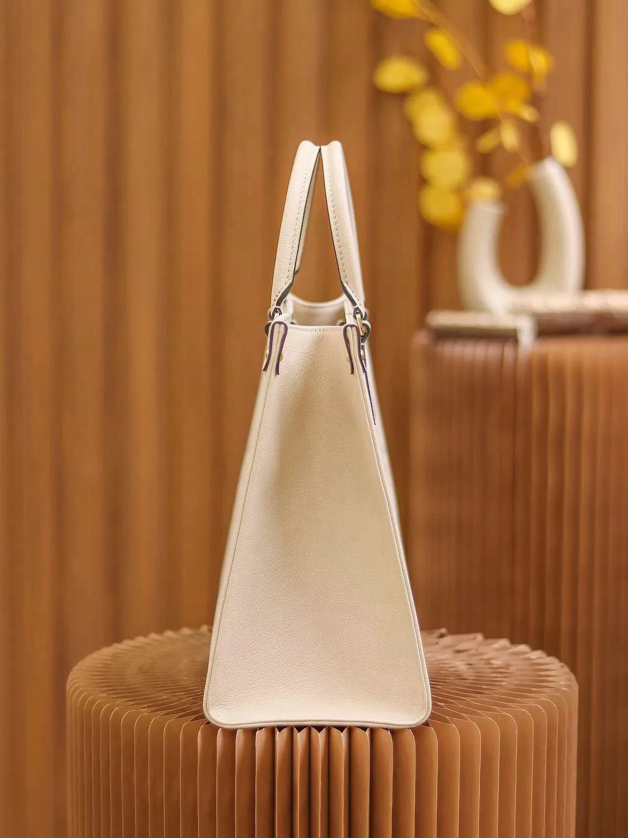 💰1120 (top layer leather transcoding chip) top original order, all steel hardware]𝙊𝙉𝙏𝙃𝙀𝙂𝙊 medium size: 35*27*14cm model: m45495 This season's new 𝙊𝙉𝙏𝙃𝙀𝙂𝙊 gives people a brand new feeling, a classic iconic shape, but it uses calfskin with patterns that are first printed and dyed and then embossed, which makes it look more high-end and fashionable. This year's designers are really cheating. Friends who are tired of looking at presbyopic patterns can choose to buy this one. It's so advanced!