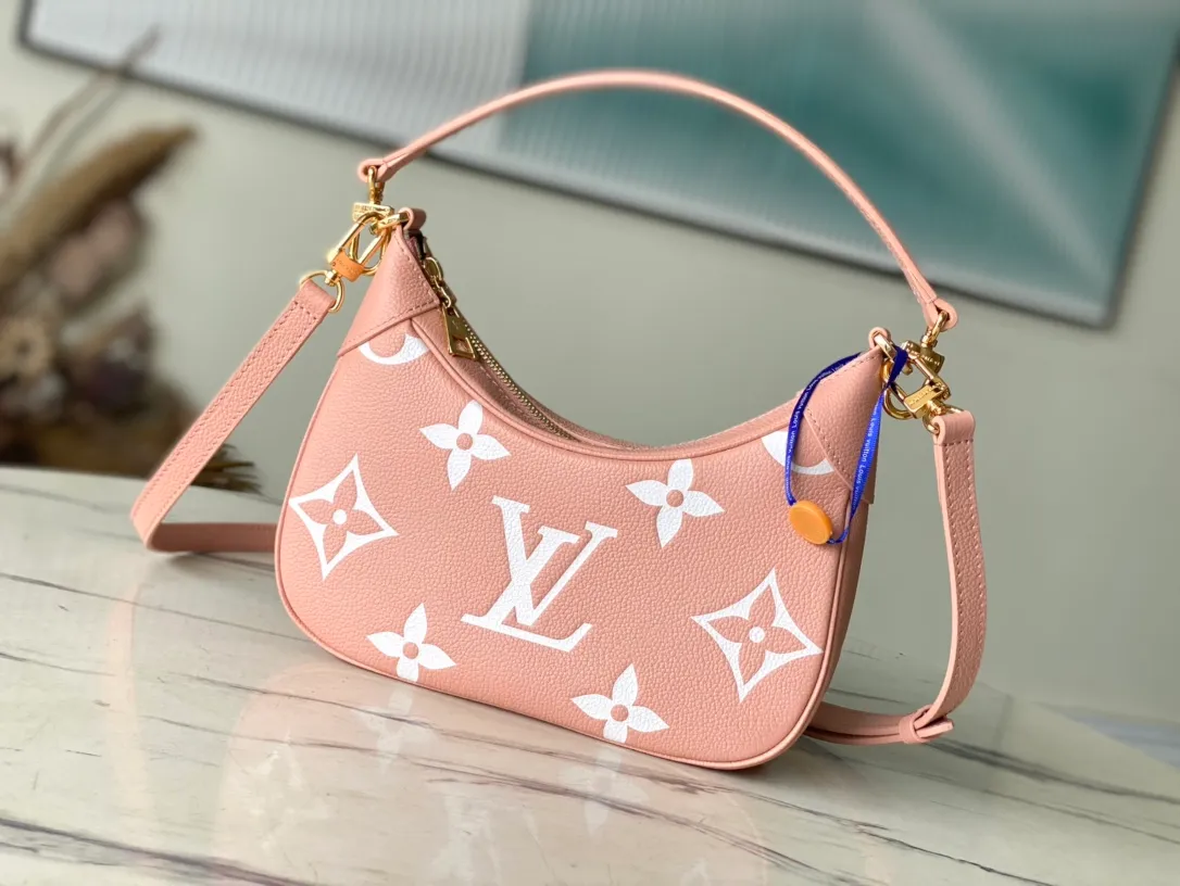 💰1040 (top layer leather) top original single M46301 ballet fan print embossed This Bagatelle handbag is shaped with Monogram Empreinte soft grain leather, and the large embossed pattern is highlighted in the color contrast. Discover trendy carrying options with the detachable handle and detachable and adjustable shoulder strap. 24.0 x 18.0 x 7.0 cm (length x height x width) you