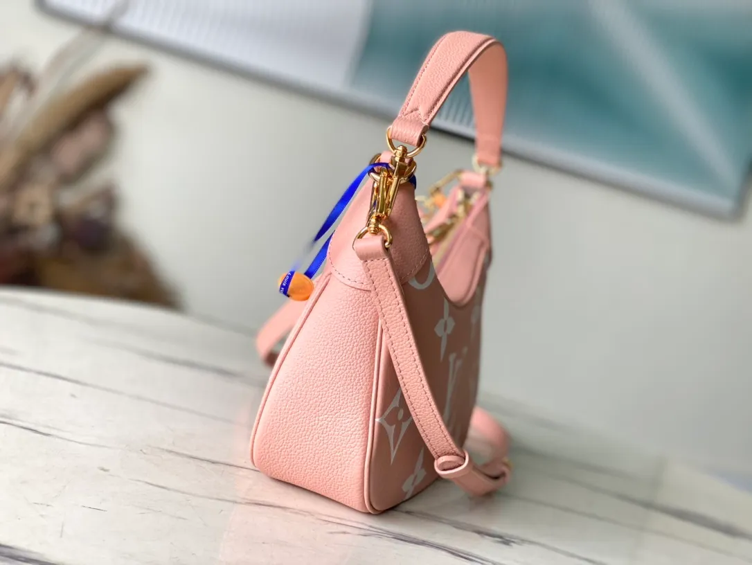 💰1040 (top layer leather) top original single M46301 ballet fan print embossed This Bagatelle handbag is shaped with Monogram Empreinte soft grain leather, and the large embossed pattern is highlighted in the color contrast. Discover trendy carrying options with the detachable handle and detachable and adjustable shoulder strap. 24.0 x 18.0 x 7.0 cm (length x height x width) you