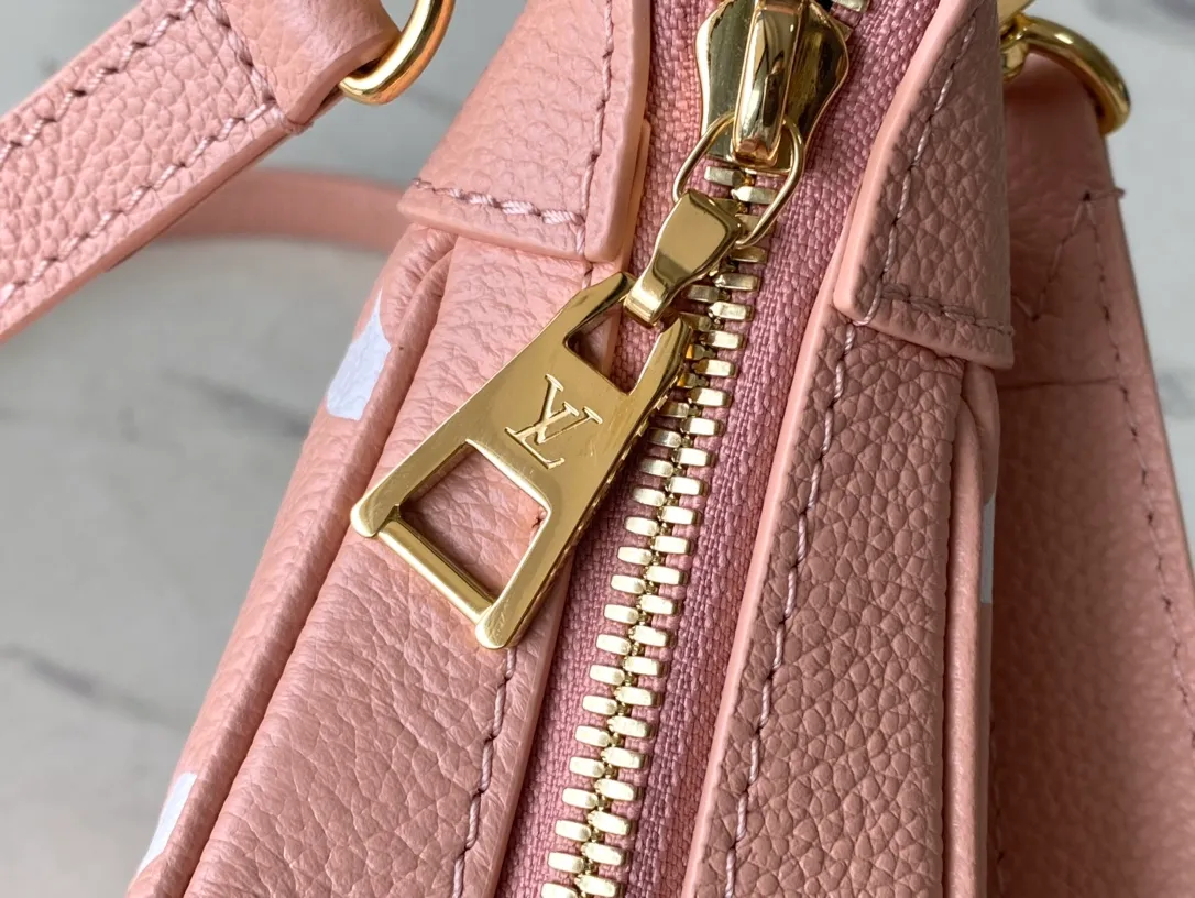 💰1040 (top layer leather) top original single M46301 ballet fan print embossed This Bagatelle handbag is shaped with Monogram Empreinte soft grain leather, and the large embossed pattern is highlighted in the color contrast. Discover trendy carrying options with the detachable handle and detachable and adjustable shoulder strap. 24.0 x 18.0 x 7.0 cm (length x height x width) you