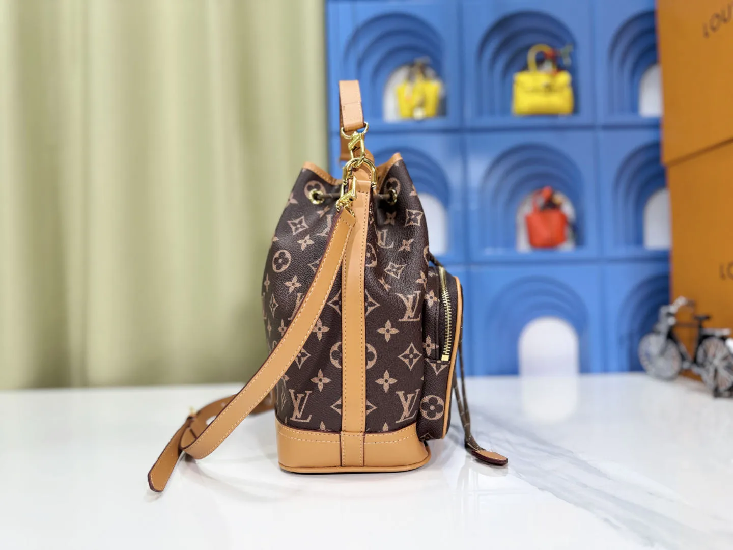 P260 Upgraded from the original M14017, it is infinitely charming and unleashes your fashion attitude. It has a unique appearance and is simply a fashion item that cannot be missed. Different from the softness of a canvas bag, it creates a free and easy feeling when worn on the back. It is super textured and is loved by fashionistas!  Dimensions: height 28x length 22x width 12