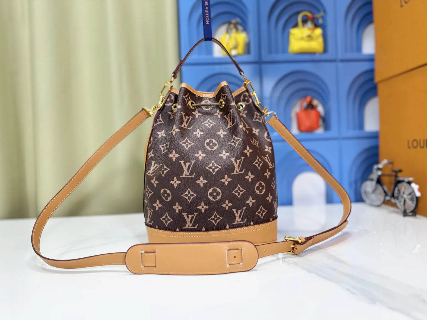 P260 Upgraded from the original M14017, it is infinitely charming and unleashes your fashion attitude. It has a unique appearance and is simply a fashion item that cannot be missed. Different from the softness of a canvas bag, it creates a free and easy feeling when worn on the back. It is super textured and is loved by fashionistas!  Dimensions: height 28x length 22x width 12