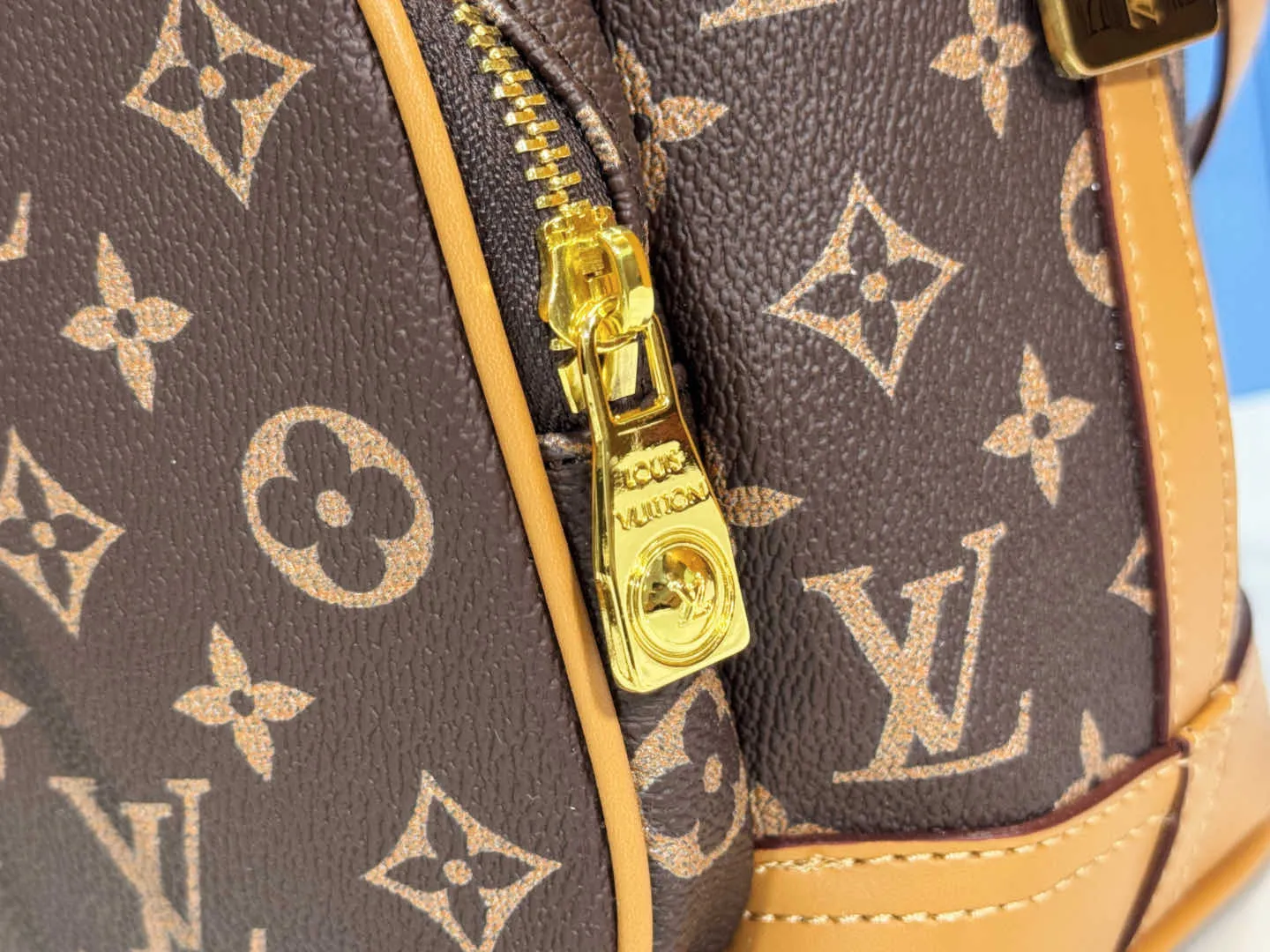 P260 Upgraded from the original M14017, it is infinitely charming and unleashes your fashion attitude. It has a unique appearance and is simply a fashion item that cannot be missed. Different from the softness of a canvas bag, it creates a free and easy feeling when worn on the back. It is super textured and is loved by fashionistas!  Dimensions: height 28x length 22x width 12