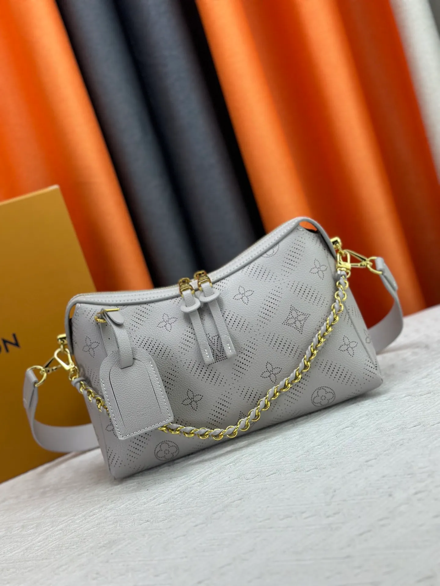 P260 Upgraded original M13157 M24255 M24114 This Hand It All small handbag is made of cow leather to interpret the brand's Bloom elements. The perforated Monogram pattern is integrated with floral imagery, and the classic style is upgraded with contrasting branding. The inner patch pocket is convenient for storing mobile phones, and the woven chain allows for flexible switching between cross-body or shoulder wear. Dimensions: 29.0 x 18.0 x 13.0 cm (length x height x width)