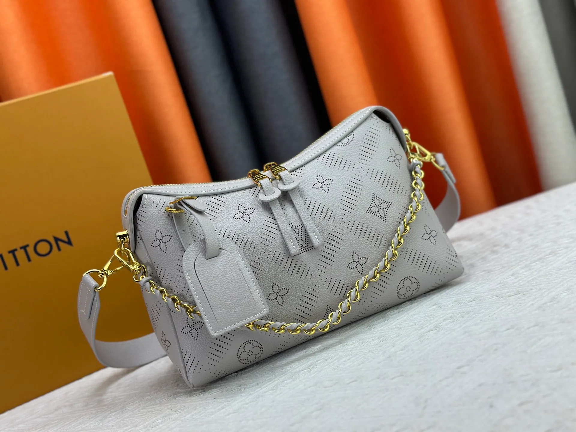 P260 Upgraded original M13157 M24255 M24114 This Hand It All small handbag is made of cow leather to interpret the brand's Bloom elements. The perforated Monogram pattern is integrated with floral imagery, and the classic style is upgraded with contrasting branding. The inner patch pocket is convenient for storing mobile phones, and the woven chain allows for flexible switching between cross-body or shoulder wear. Dimensions: 29.0 x 18.0 x 13.0 cm (length x height x width)
