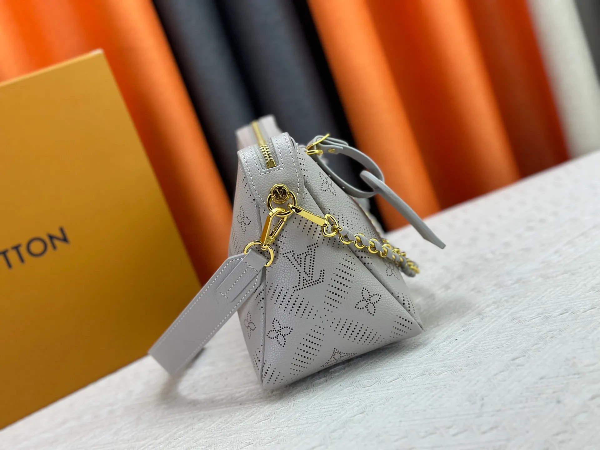 P260 Upgraded original M13157 M24255 M24114 This Hand It All small handbag is made of cow leather to interpret the brand's Bloom elements. The perforated Monogram pattern is integrated with floral imagery, and the classic style is upgraded with contrasting branding. The inner patch pocket is convenient for storing mobile phones, and the woven chain allows for flexible switching between cross-body or shoulder wear. Dimensions: 29.0 x 18.0 x 13.0 cm (length x height x width)