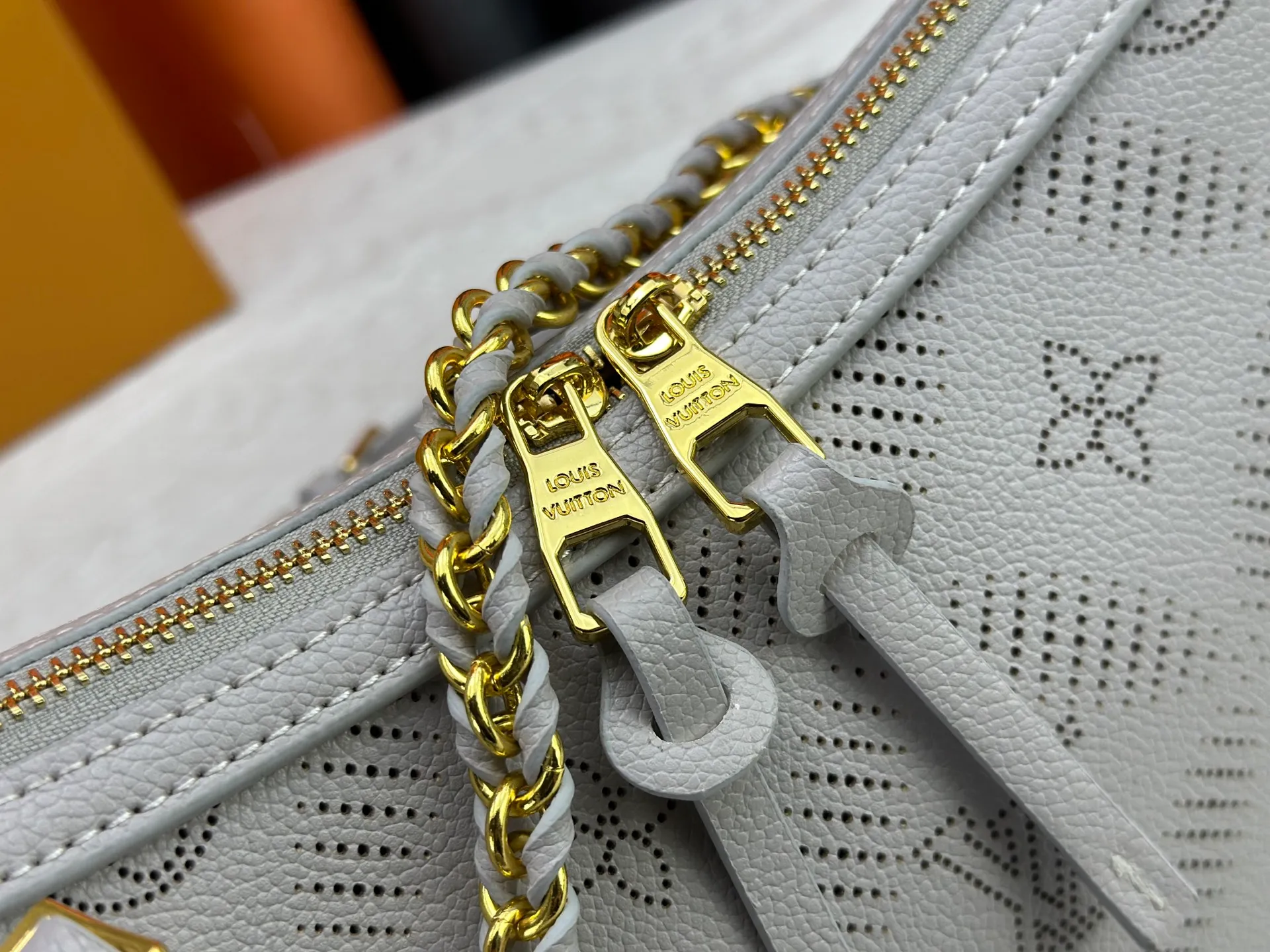 P260 Upgraded original M13157 M24255 M24114 This Hand It All small handbag is made of cow leather to interpret the brand's Bloom elements. The perforated Monogram pattern is integrated with floral imagery, and the classic style is upgraded with contrasting branding. The inner patch pocket is convenient for storing mobile phones, and the woven chain allows for flexible switching between cross-body or shoulder wear. Dimensions: 29.0 x 18.0 x 13.0 cm (length x height x width)