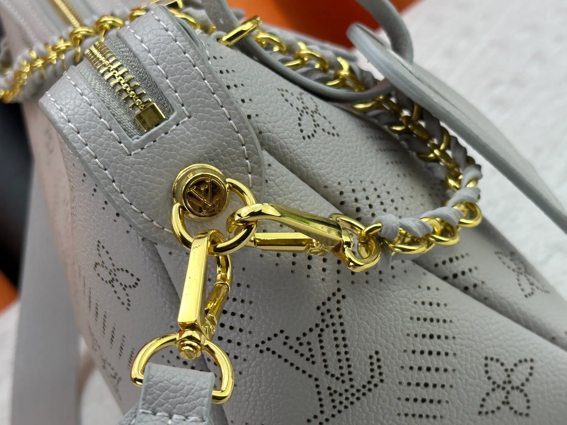 P260 Upgraded original M13157 M24255 M24114 This Hand It All small handbag is made of cow leather to interpret the brand's Bloom elements. The perforated Monogram pattern is integrated with floral imagery, and the classic style is upgraded with contrasting branding. The inner patch pocket is convenient for storing mobile phones, and the woven chain allows for flexible switching between cross-body or shoulder wear. Dimensions: 29.0 x 18.0 x 13.0 cm (length x height x width)