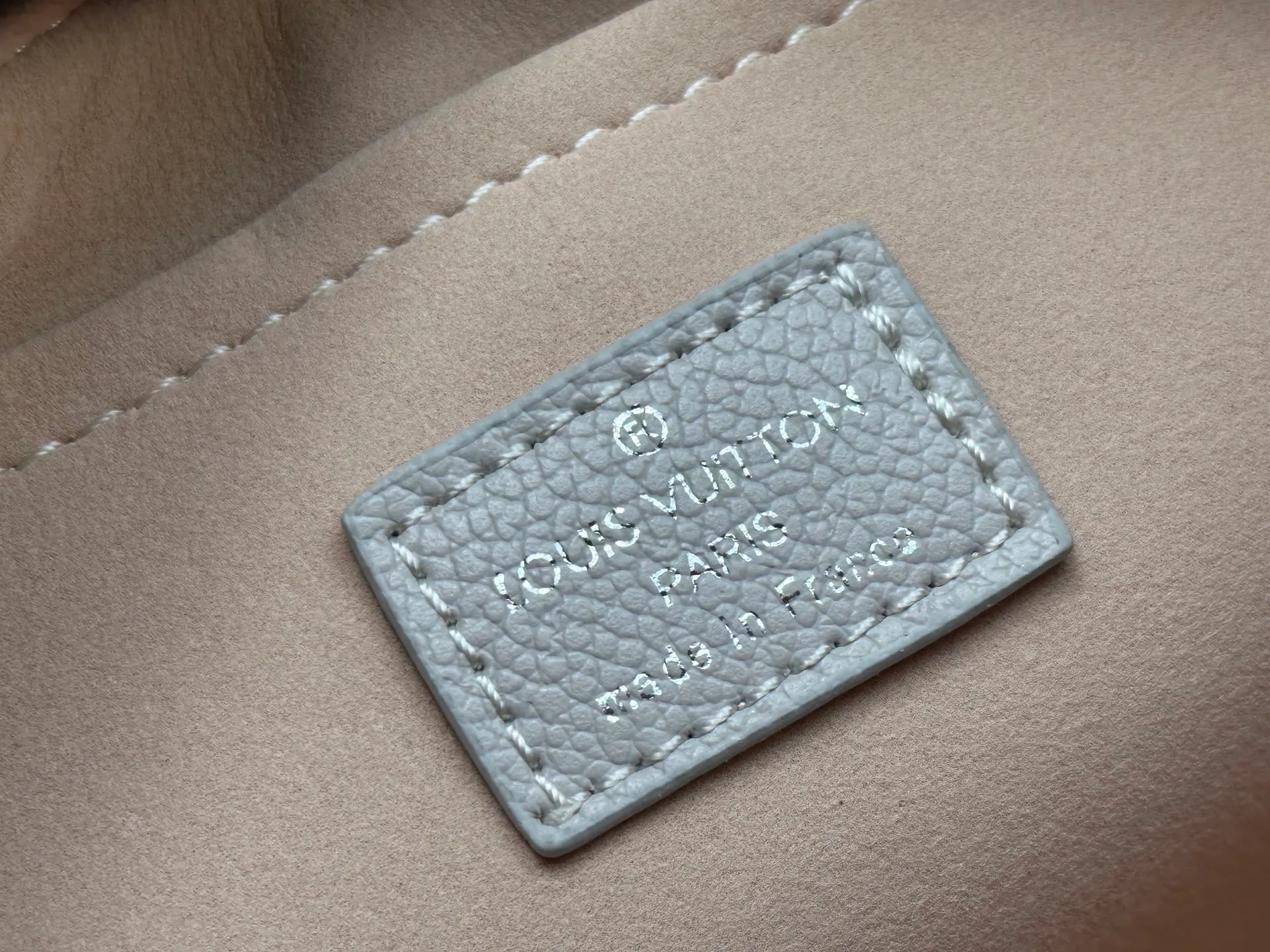 P260 Upgraded original M13157 M24255 M24114 This Hand It All small handbag is made of cow leather to interpret the brand's Bloom elements. The perforated Monogram pattern is integrated with floral imagery, and the classic style is upgraded with contrasting branding. The inner patch pocket is convenient for storing mobile phones, and the woven chain allows for flexible switching between cross-body or shoulder wear. Dimensions: 29.0 x 18.0 x 13.0 cm (length x height x width)