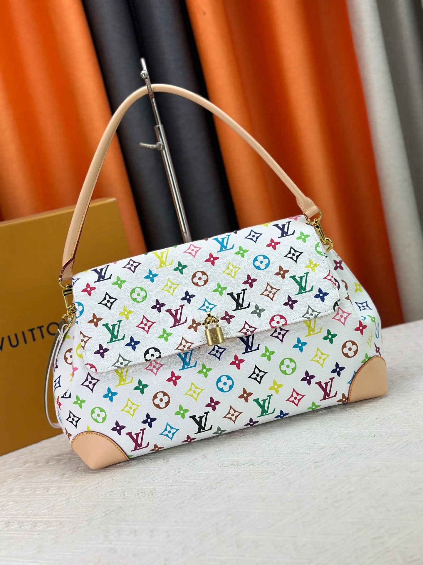 P320 Upgraded original M14473 This Hide Away handbag is made of Monogram coated canvas, integrating clean lines with the brand's traditional elements, creating an excellent choice for both work and leisure. The metal padlock and Toron handles harken back to 1930s archival style, and a hidden interior compartment keeps valuables safe. Dimensions: 36.0 x 26.0 x 18.0 cm (length x height x width)