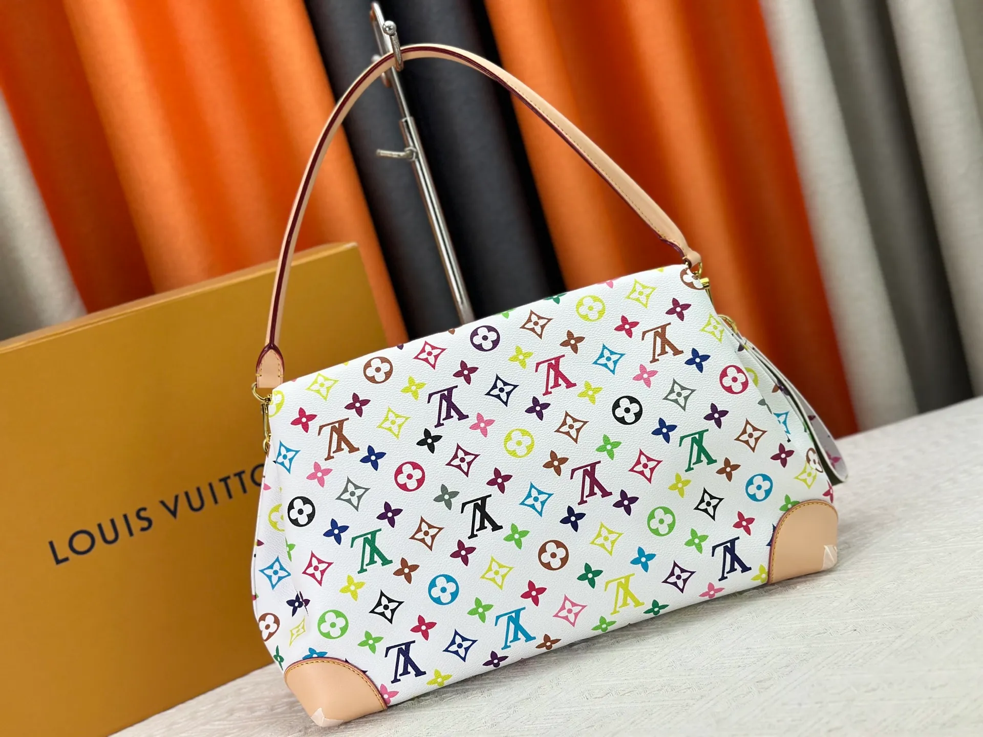 P320 Upgraded original M14473 This Hide Away handbag is made of Monogram coated canvas, integrating clean lines with the brand's traditional elements, creating an excellent choice for both work and leisure. The metal padlock and Toron handles harken back to 1930s archival style, and a hidden interior compartment keeps valuables safe. Dimensions: 36.0 x 26.0 x 18.0 cm (length x height x width)