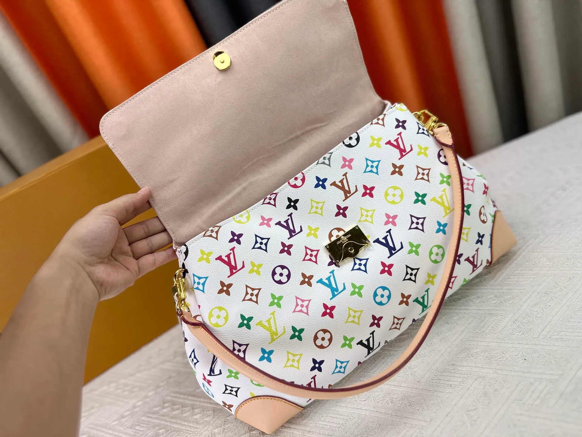 P320 Upgraded original M14473 This Hide Away handbag is made of Monogram coated canvas, integrating clean lines with the brand's traditional elements, creating an excellent choice for both work and leisure. The metal padlock and Toron handles harken back to 1930s archival style, and a hidden interior compartment keeps valuables safe. Dimensions: 36.0 x 26.0 x 18.0 cm (length x height x width)