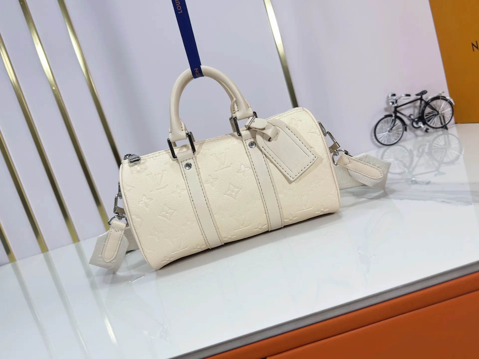 P240 Upgraded original M14078 M01942 M15076 M24434 M46271 M20900 M46249 This handbag condenses the classic silhouette of the Keepall travel bag. It is made of Monogram embossed Taurillon leather. Its compact shape is suitable for storing small items such as mobile phones and wallets. With its clever use of leather handles and detachable shoulder strap, it's easy to carry with you in trendy style. Detailed features Dimensions: 25✘15✘11 cm