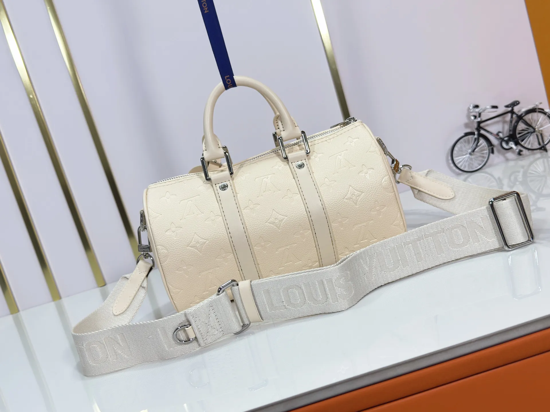 P240 Upgraded original M14078 M01942 M15076 M24434 M46271 M20900 M46249 This handbag condenses the classic silhouette of the Keepall travel bag. It is made of Monogram embossed Taurillon leather. Its compact shape is suitable for storing small items such as mobile phones and wallets. With its clever use of leather handles and detachable shoulder strap, it's easy to carry with you in trendy style. Detailed features Dimensions: 25✘15✘11 cm