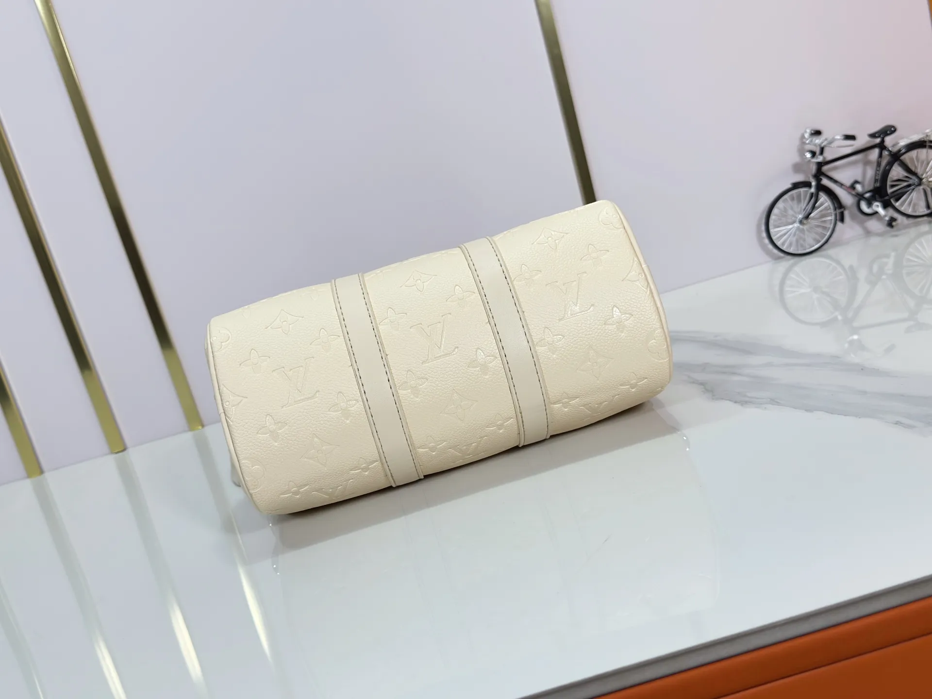 P240 Upgraded original M14078 M01942 M15076 M24434 M46271 M20900 M46249 This handbag condenses the classic silhouette of the Keepall travel bag. It is made of Monogram embossed Taurillon leather. Its compact shape is suitable for storing small items such as mobile phones and wallets. With its clever use of leather handles and detachable shoulder strap, it's easy to carry with you in trendy style. Detailed features Dimensions: 25✘15✘11 cm