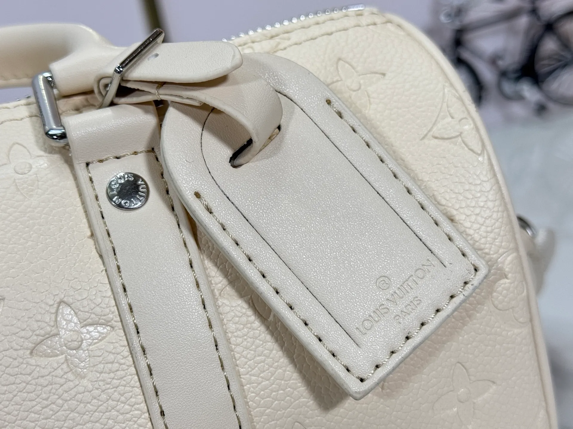 P240 Upgraded original M14078 M01942 M15076 M24434 M46271 M20900 M46249 This handbag condenses the classic silhouette of the Keepall travel bag. It is made of Monogram embossed Taurillon leather. Its compact shape is suitable for storing small items such as mobile phones and wallets. With its clever use of leather handles and detachable shoulder strap, it's easy to carry with you in trendy style. Detailed features Dimensions: 25✘15✘11 cm