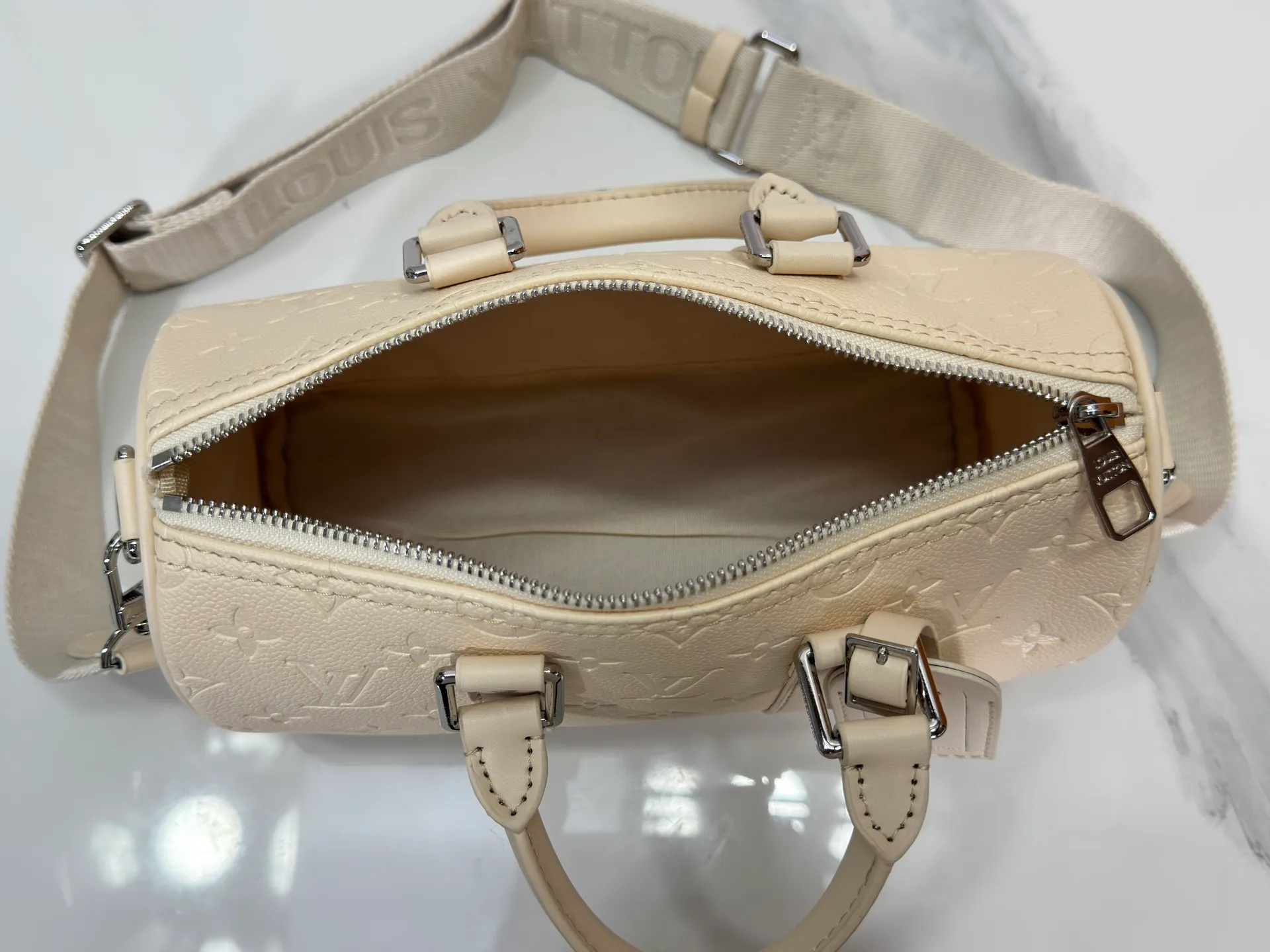 P240 Upgraded original M14078 M01942 M15076 M24434 M46271 M20900 M46249 This handbag condenses the classic silhouette of the Keepall travel bag. It is made of Monogram embossed Taurillon leather. Its compact shape is suitable for storing small items such as mobile phones and wallets. With its clever use of leather handles and detachable shoulder strap, it's easy to carry with you in trendy style. Detailed features Dimensions: 25✘15✘11 cm