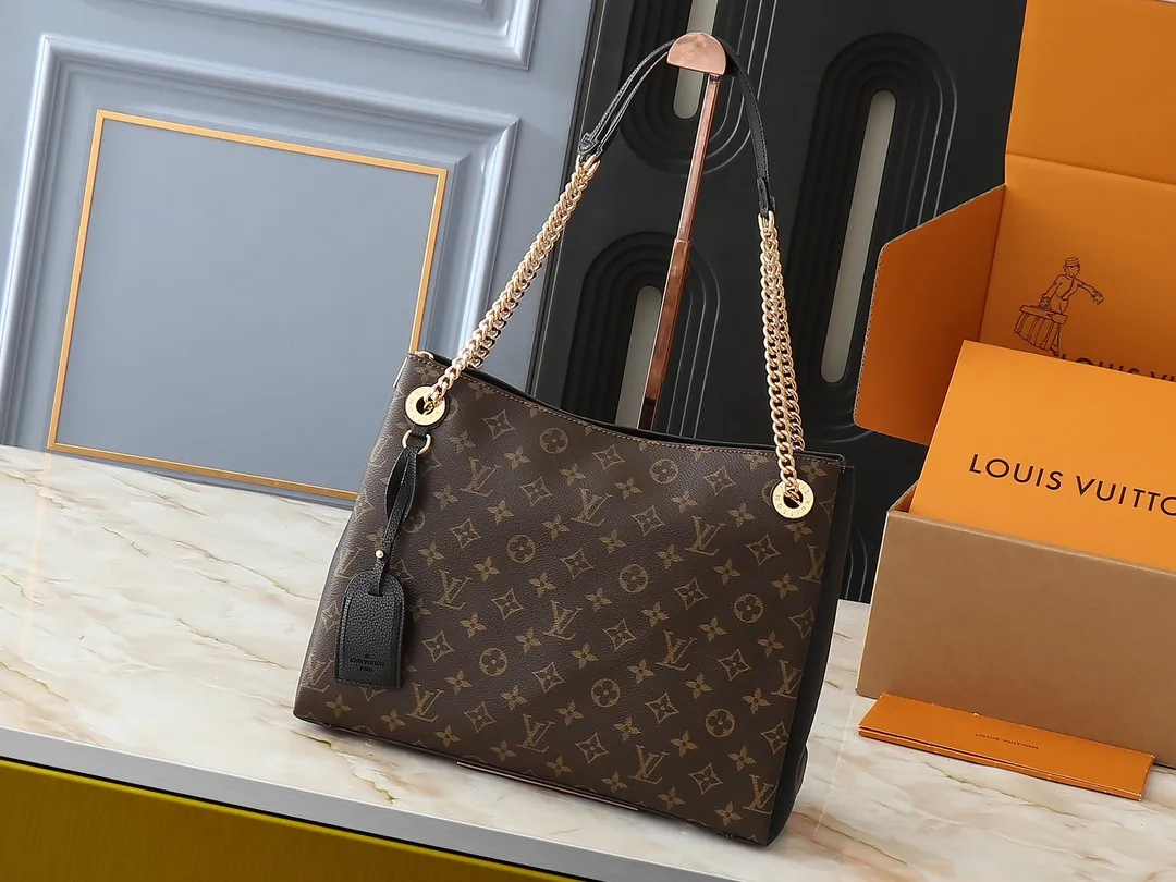 💰300💰Upgraded original M43772.M43759 M43758 This Surene MM Chain Handbag in Letter Empreinte Leather with its gold chain is as functional as it is sophisticated. Very easy to put on thanks to the leather shoulder pads and decorative chain. The large size of this suitcase means it easily fits A4 documents as well as all your daily essentials. The embossed pattern on supple leather is deep enough to stay in place for a while while still maintaining its soft feel. Size: length 37*26*15cm