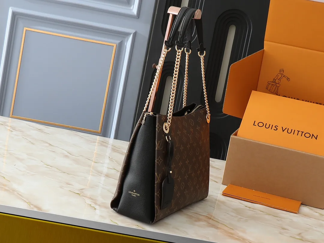 💰300💰Upgraded original M43772.M43759 M43758 This Surene MM Chain Handbag in Letter Empreinte Leather with its gold chain is as functional as it is sophisticated. Very easy to put on thanks to the leather shoulder pads and decorative chain. The large size of this suitcase means it easily fits A4 documents as well as all your daily essentials. The embossed pattern on supple leather is deep enough to stay in place for a while while still maintaining its soft feel. Size: length 37*26*15cm