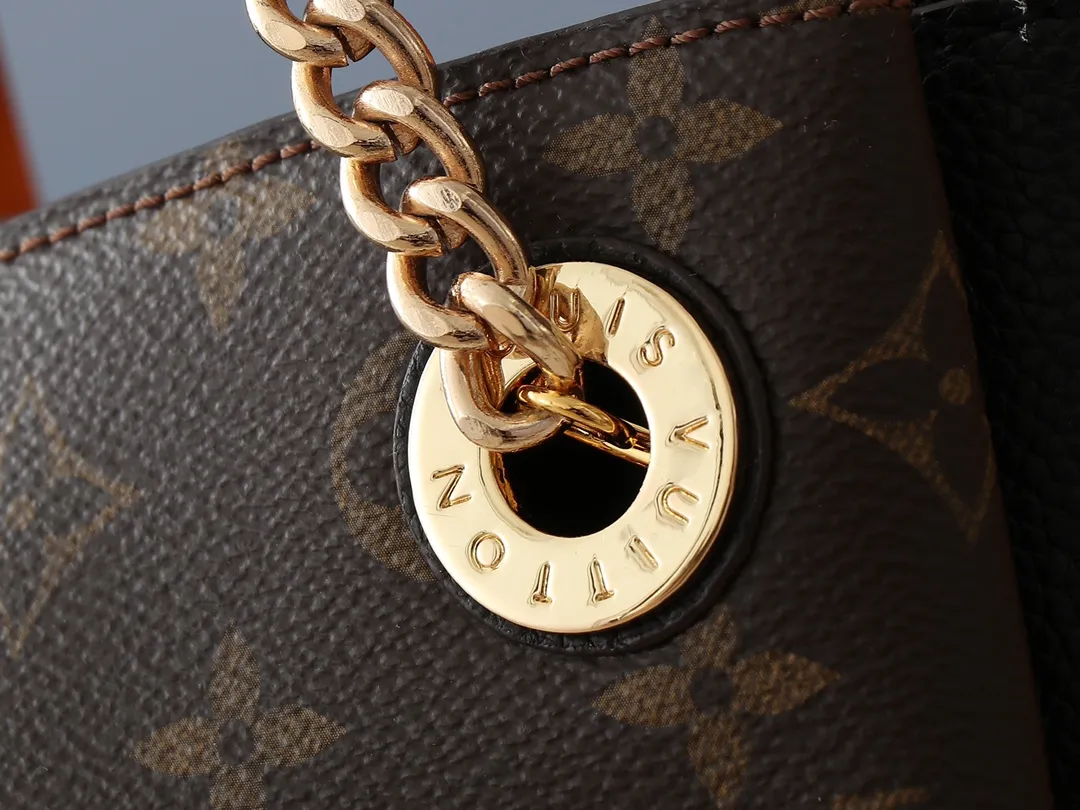 💰300💰Upgraded original M43772.M43759 M43758 This Surene MM Chain Handbag in Letter Empreinte Leather with its gold chain is as functional as it is sophisticated. Very easy to put on thanks to the leather shoulder pads and decorative chain. The large size of this suitcase means it easily fits A4 documents as well as all your daily essentials. The embossed pattern on supple leather is deep enough to stay in place for a while while still maintaining its soft feel. Size: length 37*26*15cm