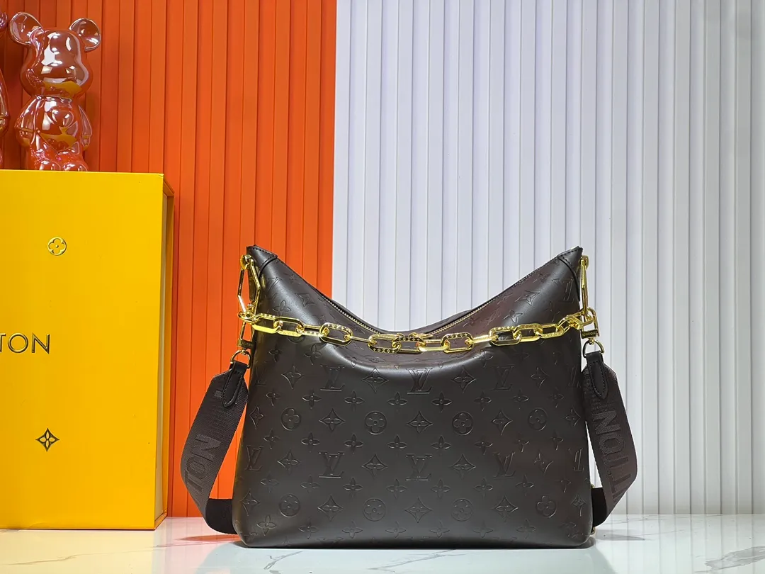 Batch 260💰Upgraded original M12068 M12071 M12072 This new Coussin series of hobo bags combines fashion and functionality, and combines the series’ iconic design elements. The bag is made of smooth cotton-paved leather and is embossed with the brand's Monogram pattern. The signature thick chain strap is accented with gold-tone hardware, while the wide detachable textile shoulder strap allows you to carry it in different ways. This versatile style is large enough to hold a laptop and features a removable zip pocket. Dimensions: 38x33x10 cm