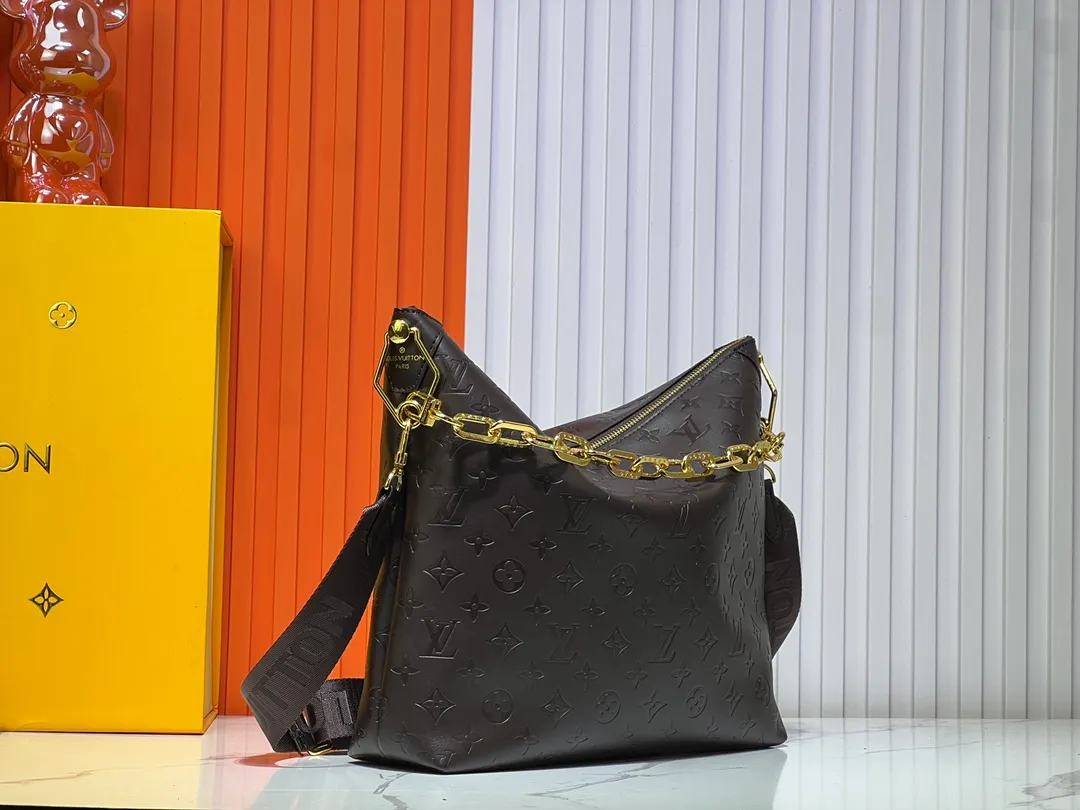 Batch 260💰Upgraded original M12068 M12071 M12072 This new Coussin series of hobo bags combines fashion and functionality, and combines the series’ iconic design elements. The bag is made of smooth cotton-paved leather and is embossed with the brand's Monogram pattern. The signature thick chain strap is accented with gold-tone hardware, while the wide detachable textile shoulder strap allows you to carry it in different ways. This versatile style is large enough to hold a laptop and features a removable zip pocket. Dimensions: 38x33x10 cm
