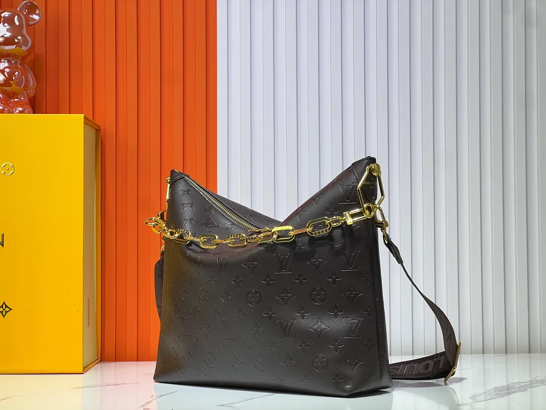 Batch 260💰Upgraded original M12068 M12071 M12072 This new Coussin series of hobo bags combines fashion and functionality, and combines the series’ iconic design elements. The bag is made of smooth cotton-paved leather and is embossed with the brand's Monogram pattern. The signature thick chain strap is accented with gold-tone hardware, while the wide detachable textile shoulder strap allows you to carry it in different ways. This versatile style is large enough to hold a laptop and features a removable zip pocket. Dimensions: 38x33x10 cm