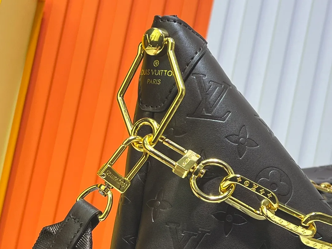 Batch 260💰Upgraded original M12068 M12071 M12072 This new Coussin series of hobo bags combines fashion and functionality, and combines the series’ iconic design elements. The bag is made of smooth cotton-paved leather and is embossed with the brand's Monogram pattern. The signature thick chain strap is accented with gold-tone hardware, while the wide detachable textile shoulder strap allows you to carry it in different ways. This versatile style is large enough to hold a laptop and features a removable zip pocket. Dimensions: 38x33x10 cm