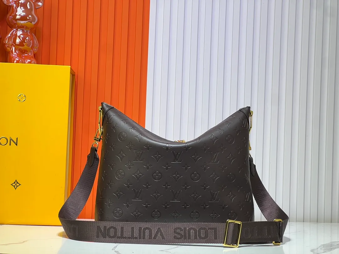 Batch 260💰Upgraded original M12068 M12071 M12072 This new Coussin series of hobo bags combines fashion and functionality, and combines the series’ iconic design elements. The bag is made of smooth cotton-paved leather and is embossed with the brand's Monogram pattern. The signature thick chain strap is accented with gold-tone hardware, while the wide detachable textile shoulder strap allows you to carry it in different ways. This versatile style is large enough to hold a laptop and features a removable zip pocket. Dimensions: 38x33x10 cm