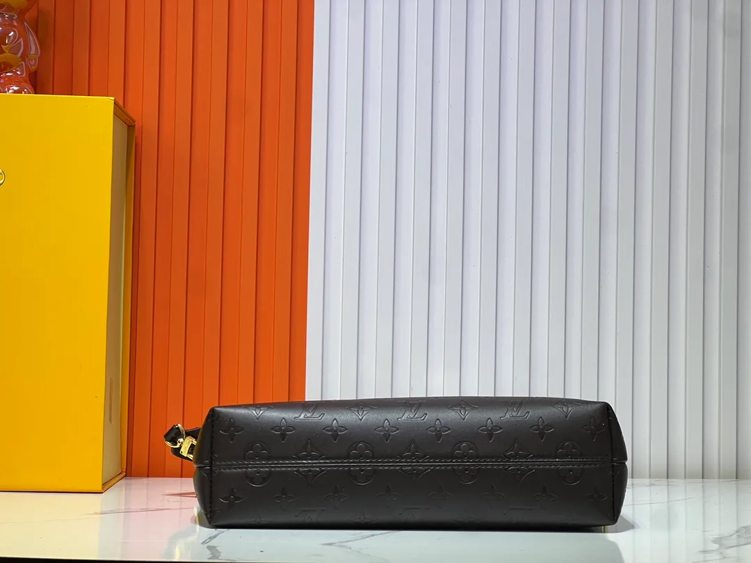 Batch 260💰Upgraded original M12068 M12071 M12072 This new Coussin series of hobo bags combines fashion and functionality, and combines the series’ iconic design elements. The bag is made of smooth cotton-paved leather and is embossed with the brand's Monogram pattern. The signature thick chain strap is accented with gold-tone hardware, while the wide detachable textile shoulder strap allows you to carry it in different ways. This versatile style is large enough to hold a laptop and features a removable zip pocket. Dimensions: 38x33x10 cm