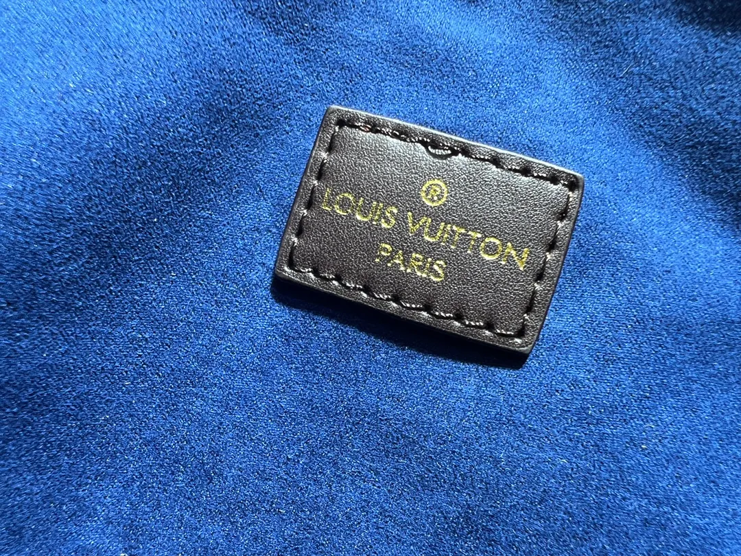 Batch 260💰Upgraded original M12068 M12071 M12072 This new Coussin series of hobo bags combines fashion and functionality, and combines the series’ iconic design elements. The bag is made of smooth cotton-paved leather and is embossed with the brand's Monogram pattern. The signature thick chain strap is accented with gold-tone hardware, while the wide detachable textile shoulder strap allows you to carry it in different ways. This versatile style is large enough to hold a laptop and features a removable zip pocket. Dimensions: 38x33x10 cm