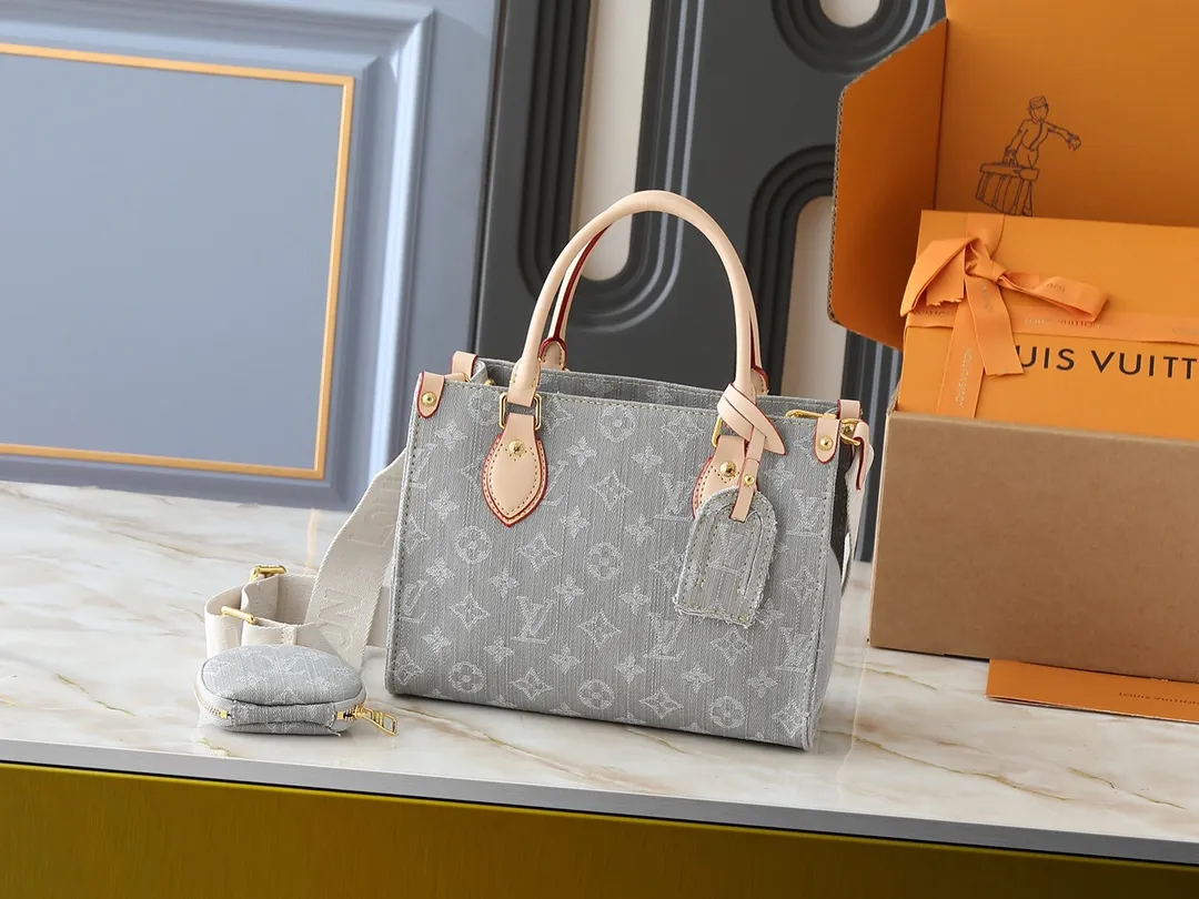 💰300💰Upgraded from the original M46373 M13189 M46871 Denim square bag series Onthego medium handbag (denim denim) This Onthego medium handbag is made of sand-washed Monogram jacquard denim, with leather trim and contrasting stitching. The ample capacity meets business or leisure needs, and the exquisite handle and long shoulder strap unlock multiple carrying methods. Dimensions 25.0 x 19.0 x 11.5 cm