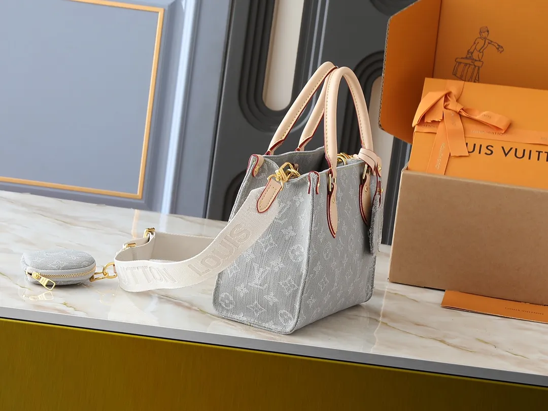 💰300💰Upgraded from the original M46373 M13189 M46871 Denim square bag series Onthego medium handbag (denim denim) This Onthego medium handbag is made of sand-washed Monogram jacquard denim, with leather trim and contrasting stitching. The ample capacity meets business or leisure needs, and the exquisite handle and long shoulder strap unlock multiple carrying methods. Dimensions 25.0 x 19.0 x 11.5 cm
