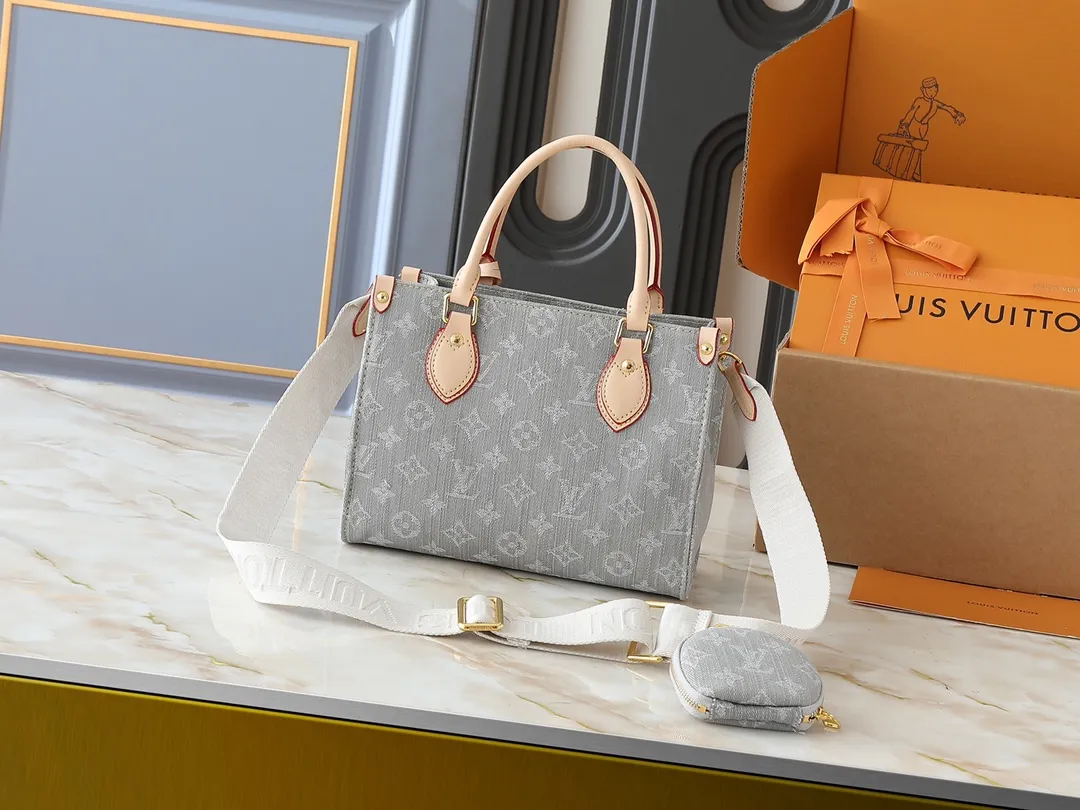 💰300💰Upgraded from the original M46373 M13189 M46871 Denim square bag series Onthego medium handbag (denim denim) This Onthego medium handbag is made of sand-washed Monogram jacquard denim, with leather trim and contrasting stitching. The ample capacity meets business or leisure needs, and the exquisite handle and long shoulder strap unlock multiple carrying methods. Dimensions 25.0 x 19.0 x 11.5 cm