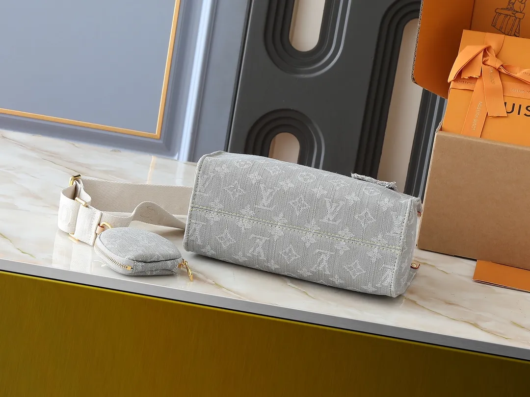 💰300💰Upgraded from the original M46373 M13189 M46871 Denim square bag series Onthego medium handbag (denim denim) This Onthego medium handbag is made of sand-washed Monogram jacquard denim, with leather trim and contrasting stitching. The ample capacity meets business or leisure needs, and the exquisite handle and long shoulder strap unlock multiple carrying methods. Dimensions 25.0 x 19.0 x 11.5 cm