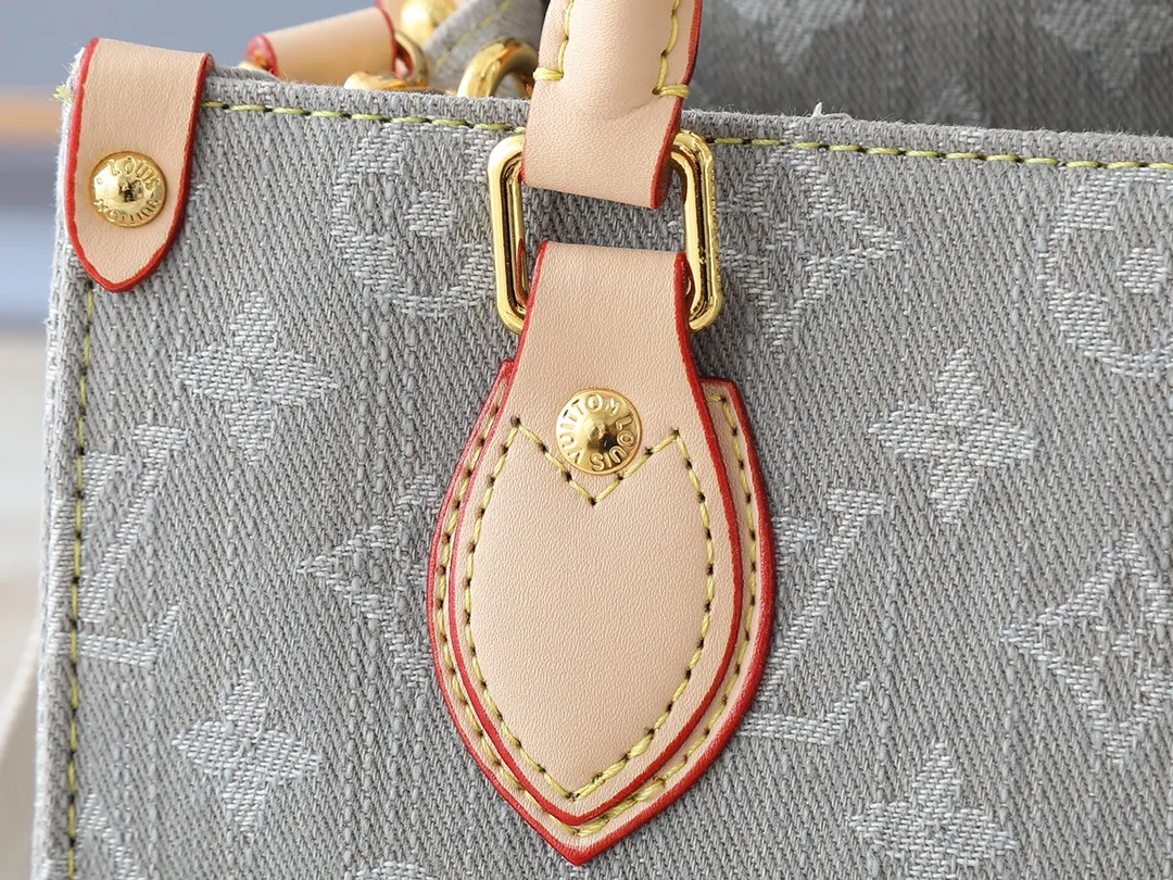 💰300💰Upgraded from the original M46373 M13189 M46871 Denim square bag series Onthego medium handbag (denim denim) This Onthego medium handbag is made of sand-washed Monogram jacquard denim, with leather trim and contrasting stitching. The ample capacity meets business or leisure needs, and the exquisite handle and long shoulder strap unlock multiple carrying methods. Dimensions 25.0 x 19.0 x 11.5 cm