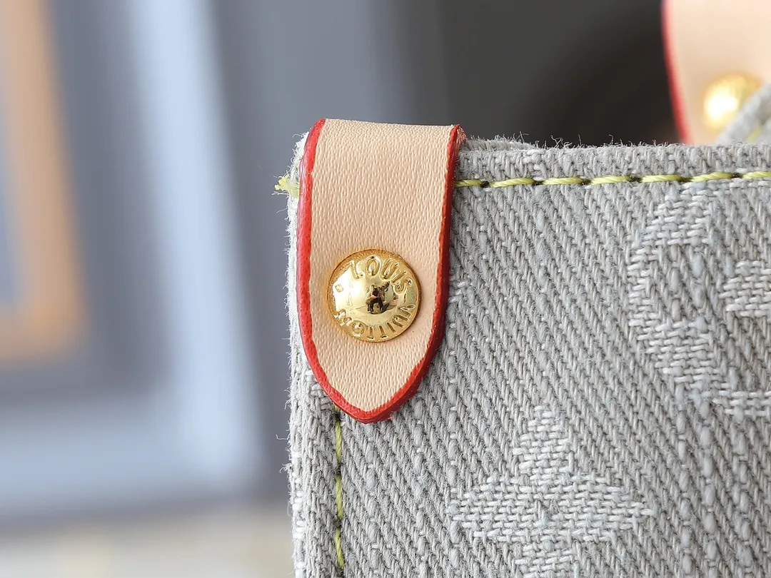 💰300💰Upgraded from the original M46373 M13189 M46871 Denim square bag series Onthego medium handbag (denim denim) This Onthego medium handbag is made of sand-washed Monogram jacquard denim, with leather trim and contrasting stitching. The ample capacity meets business or leisure needs, and the exquisite handle and long shoulder strap unlock multiple carrying methods. Dimensions 25.0 x 19.0 x 11.5 cm