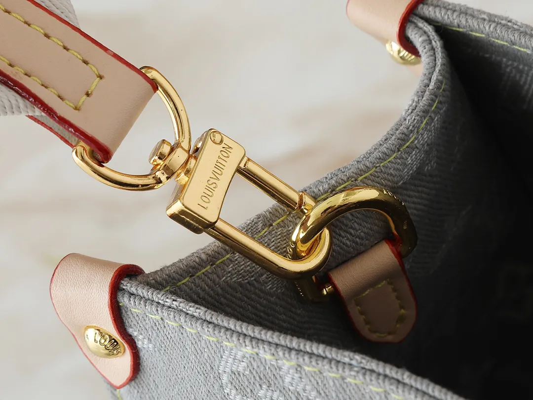 💰300💰Upgraded from the original M46373 M13189 M46871 Denim square bag series Onthego medium handbag (denim denim) This Onthego medium handbag is made of sand-washed Monogram jacquard denim, with leather trim and contrasting stitching. The ample capacity meets business or leisure needs, and the exquisite handle and long shoulder strap unlock multiple carrying methods. Dimensions 25.0 x 19.0 x 11.5 cm