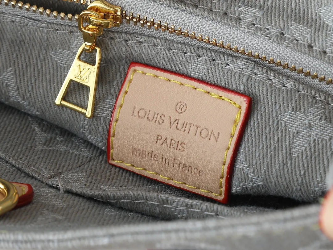 💰300💰Upgraded from the original M46373 M13189 M46871 Denim square bag series Onthego medium handbag (denim denim) This Onthego medium handbag is made of sand-washed Monogram jacquard denim, with leather trim and contrasting stitching. The ample capacity meets business or leisure needs, and the exquisite handle and long shoulder strap unlock multiple carrying methods. Dimensions 25.0 x 19.0 x 11.5 cm