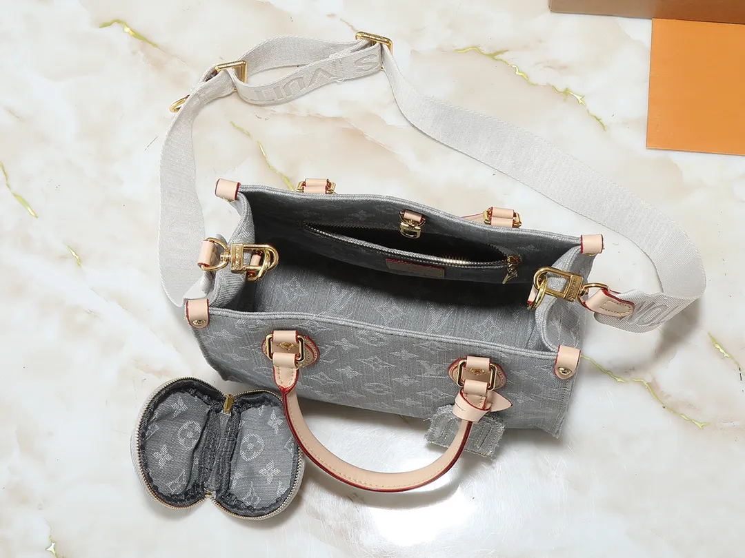 💰300💰Upgraded from the original M46373 M13189 M46871 Denim square bag series Onthego medium handbag (denim denim) This Onthego medium handbag is made of sand-washed Monogram jacquard denim, with leather trim and contrasting stitching. The ample capacity meets business or leisure needs, and the exquisite handle and long shoulder strap unlock multiple carrying methods. Dimensions 25.0 x 19.0 x 11.5 cm