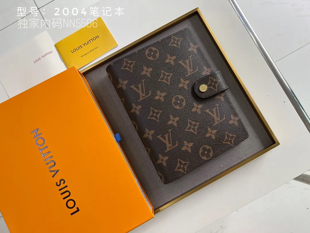💰140 Top Original 💎 Latest Date 📅 Notepad This small notepad cover is made of Monogram canvas and can hold three credit cards. It can also be used as an address book, notebook or calendar. Epi leather is delicately embossed with LV initials and is lined with intertwined textured leather - Push-button closure - Six-ring binder with three rings in a set, six credit card slots and two internal compartments - Notepad insert available separately. Model: 2004 Size: 14x8cm