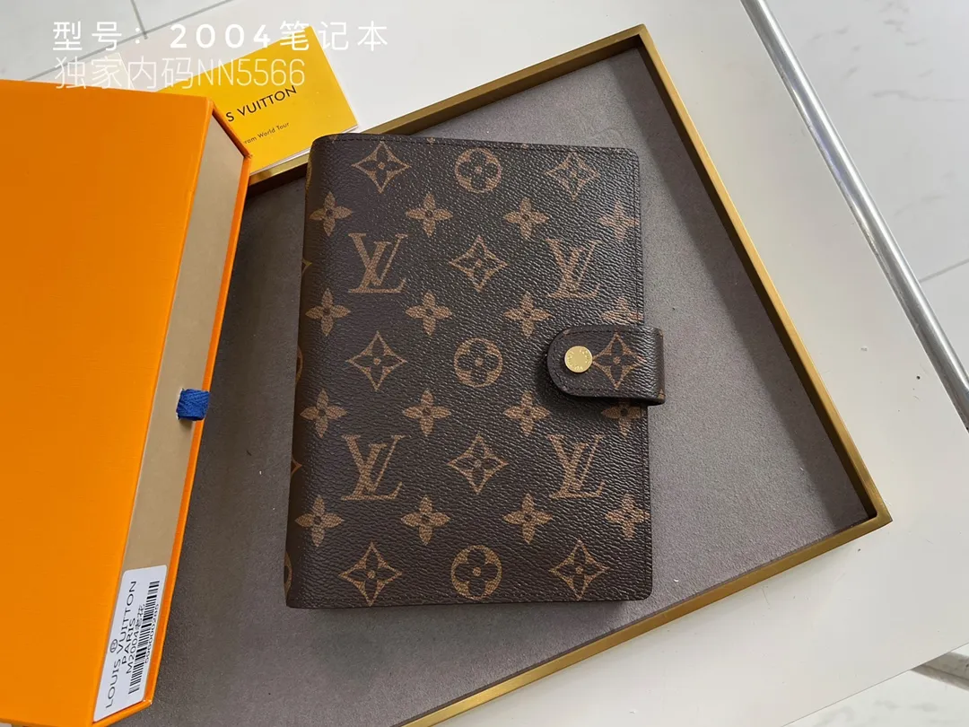 💰140 Top Original 💎 Latest Date 📅 Notepad This small notepad cover is made of Monogram canvas and can hold three credit cards. It can also be used as an address book, notebook or calendar. Epi leather is delicately embossed with LV initials and is lined with intertwined textured leather - Push-button closure - Six-ring binder with three rings in a set, six credit card slots and two internal compartments - Notepad insert available separately. Model: 2004 Size: 14x8cm