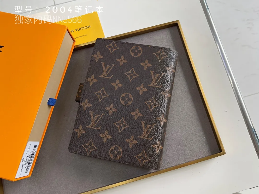 💰140 Top Original 💎 Latest Date 📅 Notepad This small notepad cover is made of Monogram canvas and can hold three credit cards. It can also be used as an address book, notebook or calendar. Epi leather is delicately embossed with LV initials and is lined with intertwined textured leather - Push-button closure - Six-ring binder with three rings in a set, six credit card slots and two internal compartments - Notepad insert available separately. Model: 2004 Size: 14x8cm