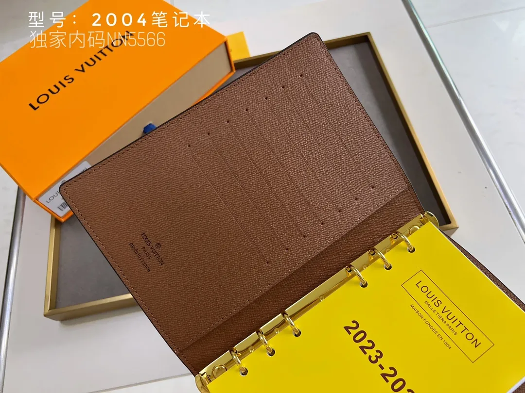 💰140 Top Original 💎 Latest Date 📅 Notepad This small notepad cover is made of Monogram canvas and can hold three credit cards. It can also be used as an address book, notebook or calendar. Epi leather is delicately embossed with LV initials and is lined with intertwined textured leather - Push-button closure - Six-ring binder with three rings in a set, six credit card slots and two internal compartments - Notepad insert available separately. Model: 2004 Size: 14x8cm