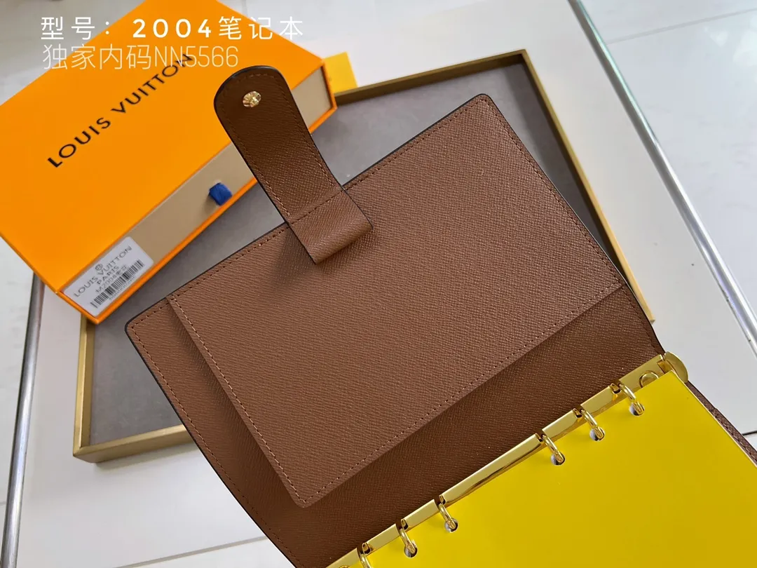 💰140 Top Original 💎 Latest Date 📅 Notepad This small notepad cover is made of Monogram canvas and can hold three credit cards. It can also be used as an address book, notebook or calendar. Epi leather is delicately embossed with LV initials and is lined with intertwined textured leather - Push-button closure - Six-ring binder with three rings in a set, six credit card slots and two internal compartments - Notepad insert available separately. Model: 2004 Size: 14x8cm