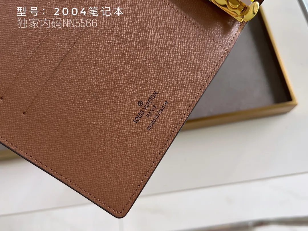 💰140 Top Original 💎 Latest Date 📅 Notepad This small notepad cover is made of Monogram canvas and can hold three credit cards. It can also be used as an address book, notebook or calendar. Epi leather is delicately embossed with LV initials and is lined with intertwined textured leather - Push-button closure - Six-ring binder with three rings in a set, six credit card slots and two internal compartments - Notepad insert available separately. Model: 2004 Size: 14x8cm