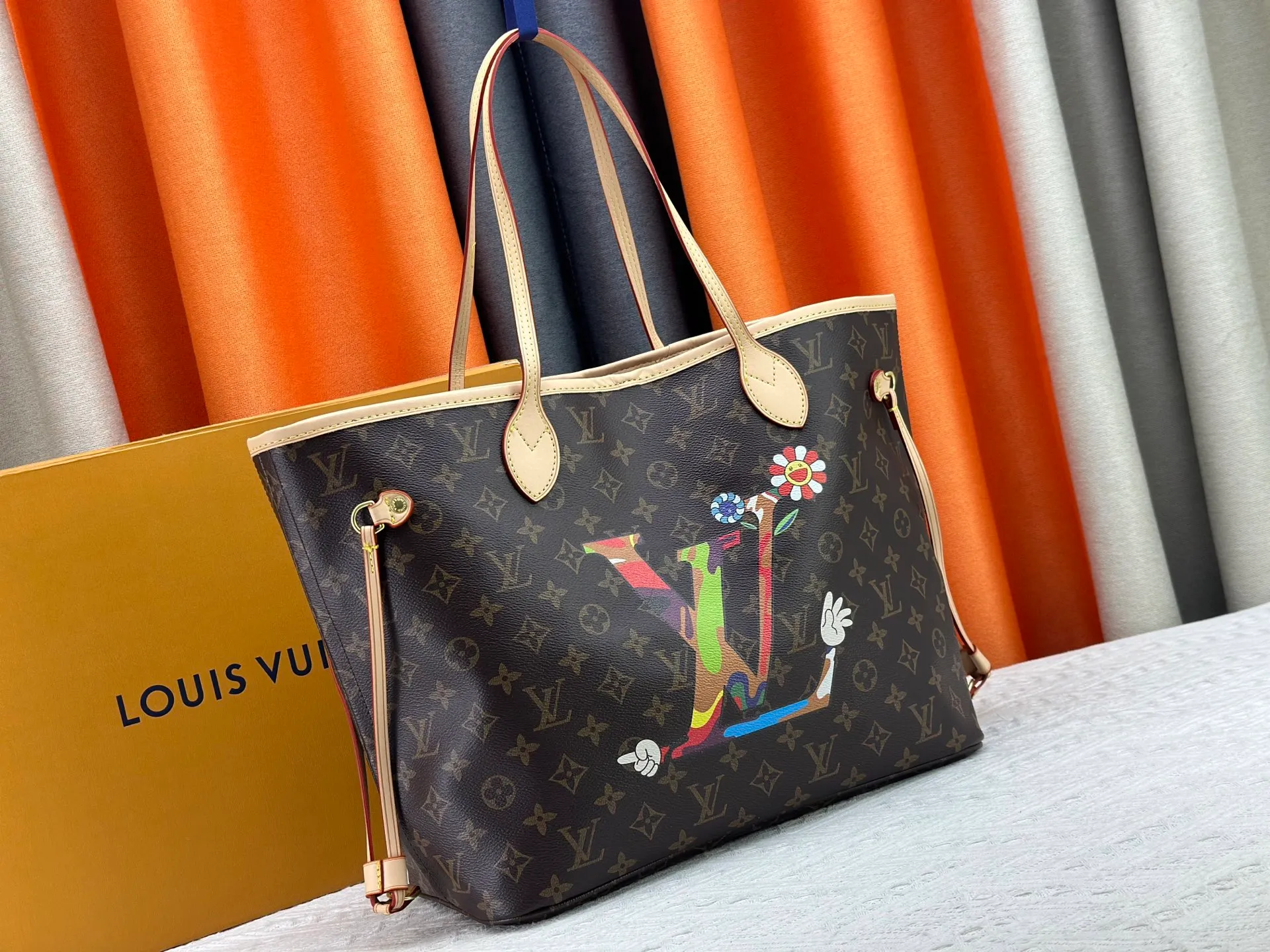 P260 Upgraded original M13675 M13271 M40995 This medium-sized Neverfull handbag is from the Louis Vuitton x Takashi Murakami reissue series. It uses Monogram canvas to create a spacious configuration, and then uses the smart Monogram floral pattern to interpret the artist's "ultra-flat" aesthetic style. Cowhide leather outlines the upper edge, handles and side straps, while the fabric lining incorporates colorful stripes. An interior zip pocket and a removable storage bag complete the functional design. Dimensions: 31.0 x 28.0 x 14.0 cm (length x height x width)