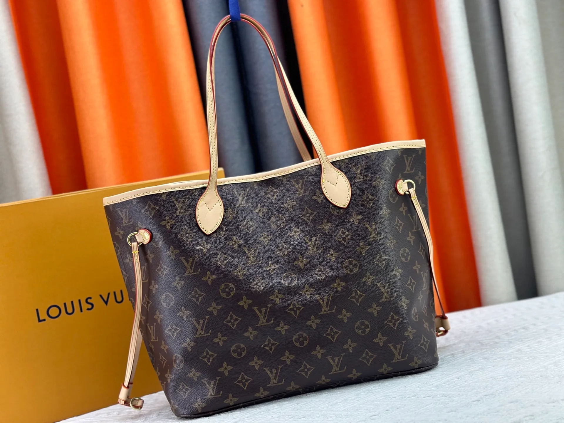 P260 Upgraded original M13675 M13271 M40995 This medium-sized Neverfull handbag is from the Louis Vuitton x Takashi Murakami reissue series. It uses Monogram canvas to create a spacious configuration, and then uses the smart Monogram floral pattern to interpret the artist's "ultra-flat" aesthetic style. Cowhide leather outlines the upper edge, handles and side straps, while the fabric lining incorporates colorful stripes. An interior zip pocket and a removable storage bag complete the functional design. Dimensions: 31.0 x 28.0 x 14.0 cm (length x height x width)