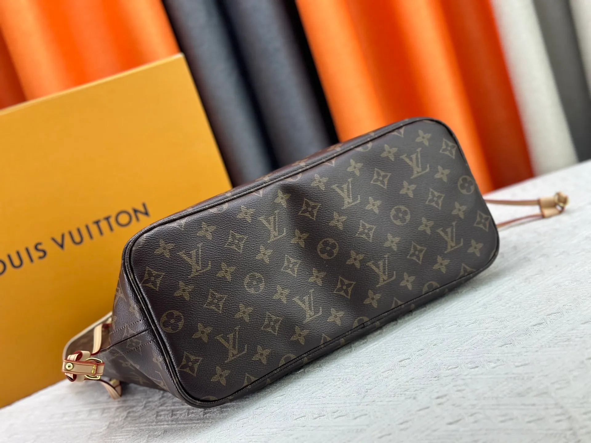 P260 Upgraded original M13675 M13271 M40995 This medium-sized Neverfull handbag is from the Louis Vuitton x Takashi Murakami reissue series. It uses Monogram canvas to create a spacious configuration, and then uses the smart Monogram floral pattern to interpret the artist's "ultra-flat" aesthetic style. Cowhide leather outlines the upper edge, handles and side straps, while the fabric lining incorporates colorful stripes. An interior zip pocket and a removable storage bag complete the functional design. Dimensions: 31.0 x 28.0 x 14.0 cm (length x height x width)