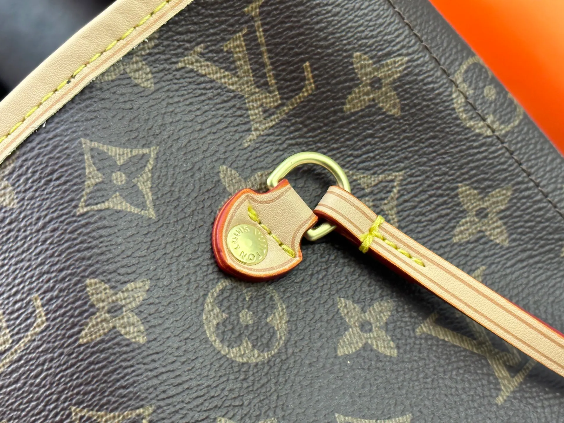 P260 Upgraded original M13675 M13271 M40995 This medium-sized Neverfull handbag is from the Louis Vuitton x Takashi Murakami reissue series. It uses Monogram canvas to create a spacious configuration, and then uses the smart Monogram floral pattern to interpret the artist's "ultra-flat" aesthetic style. Cowhide leather outlines the upper edge, handles and side straps, while the fabric lining incorporates colorful stripes. An interior zip pocket and a removable storage bag complete the functional design. Dimensions: 31.0 x 28.0 x 14.0 cm (length x height x width)